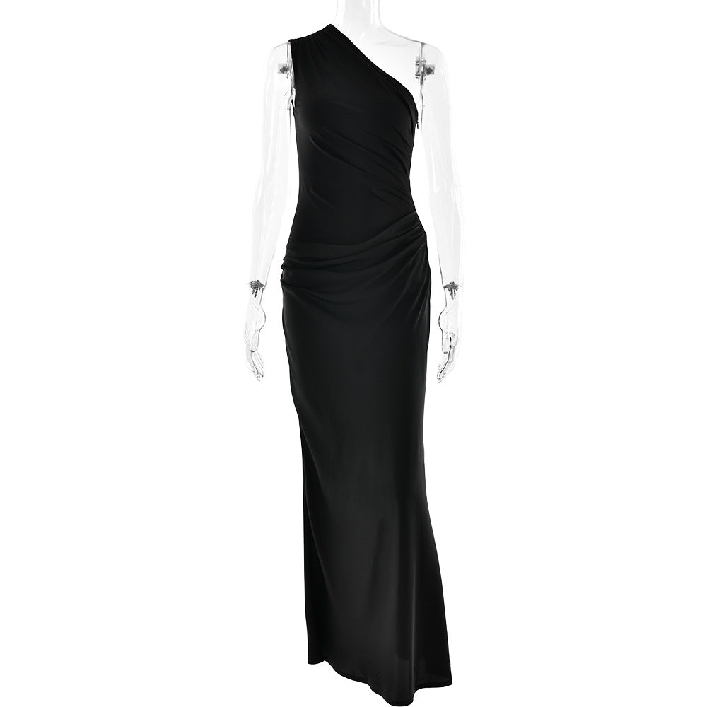 One-shoulder slim-fitting one-shoulder dress, sexy hip-wrapped dress.