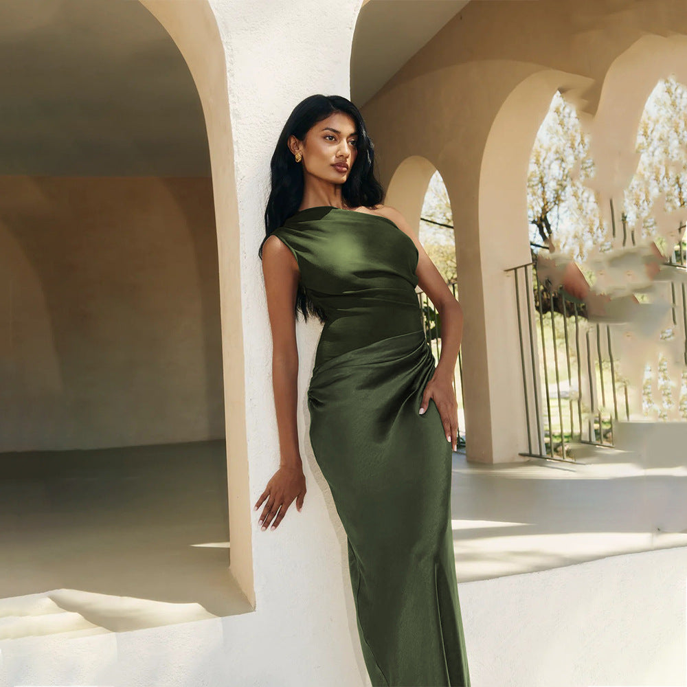 One-shoulder slim-fitting one-shoulder dress, sexy hip-wrapped dress.