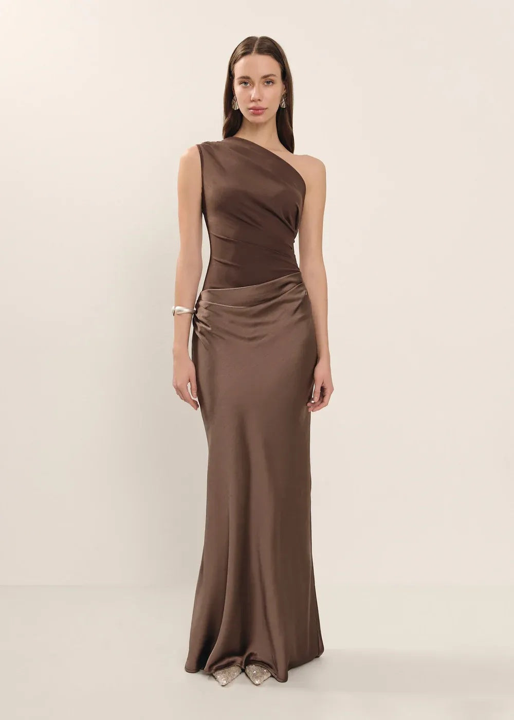 One-shoulder slim-fitting one-shoulder dress, sexy hip-wrapped dress.