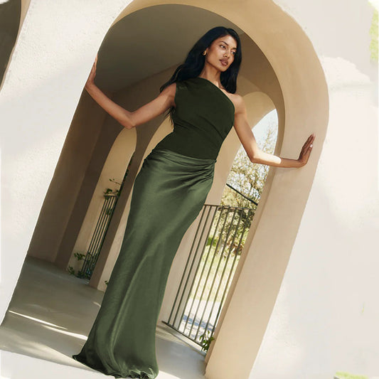 One-shoulder slim-fitting one-shoulder dress, sexy hip-wrapped dress.